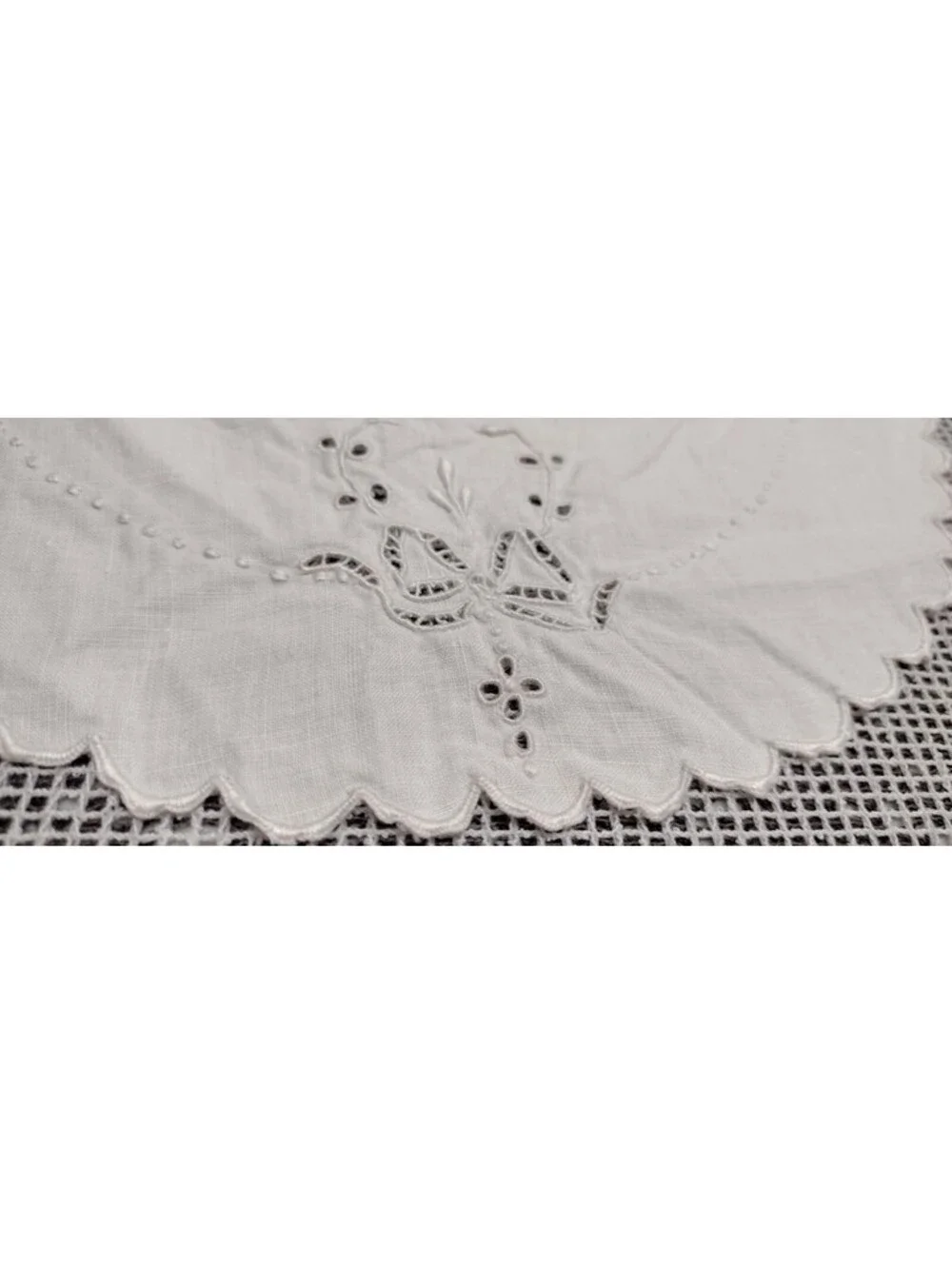 Vintage 9.5 Round Circle White Placemat Linen Bow Eyelet Fine Cotton Scalloped